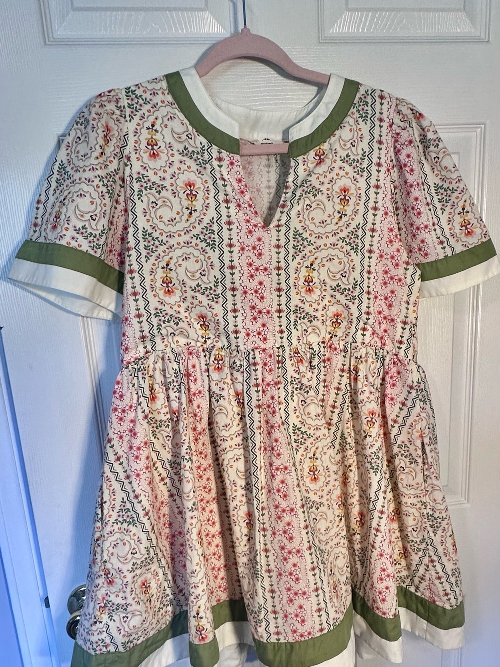 Girls' Floral Print Short Sleeve MED. Dress in Ivory & Green w/ slip & pockets.